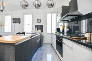 Réfrigérateur, micro-ondes, four, plaque de cuisson