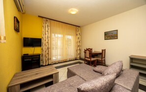 TV - Lovely apartment in Okrug Gornji (Okrug Gornji)