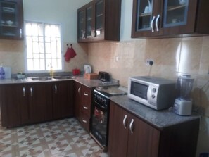 Réfrigérateur, four à micro-ondes, surface de cuisson