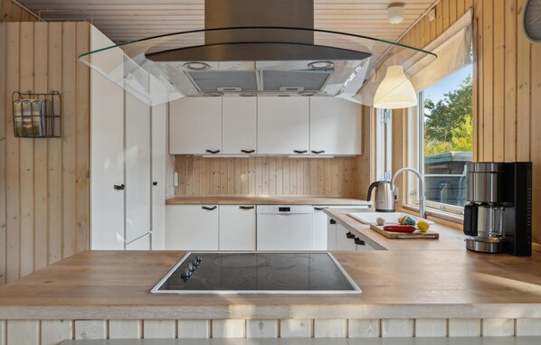 Fridge, stovetop, dishwasher, coffee/tea maker - Amazing home in Nykøbing Sj with WiFi (Nykøbing Sj)