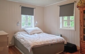 6 bedrooms, travel crib, WiFi, bed sheets