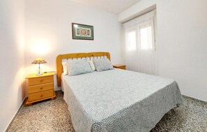 2 bedrooms, travel cot, free WiFi, bed sheets