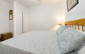 2 bedrooms, travel cot, free WiFi, bed sheets