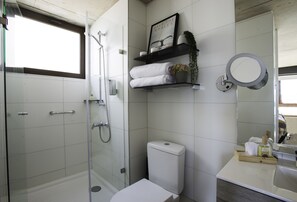 Een haardroger, handdoeken, zeep, toiletpapier