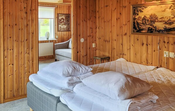 5 bedrooms, travel cot