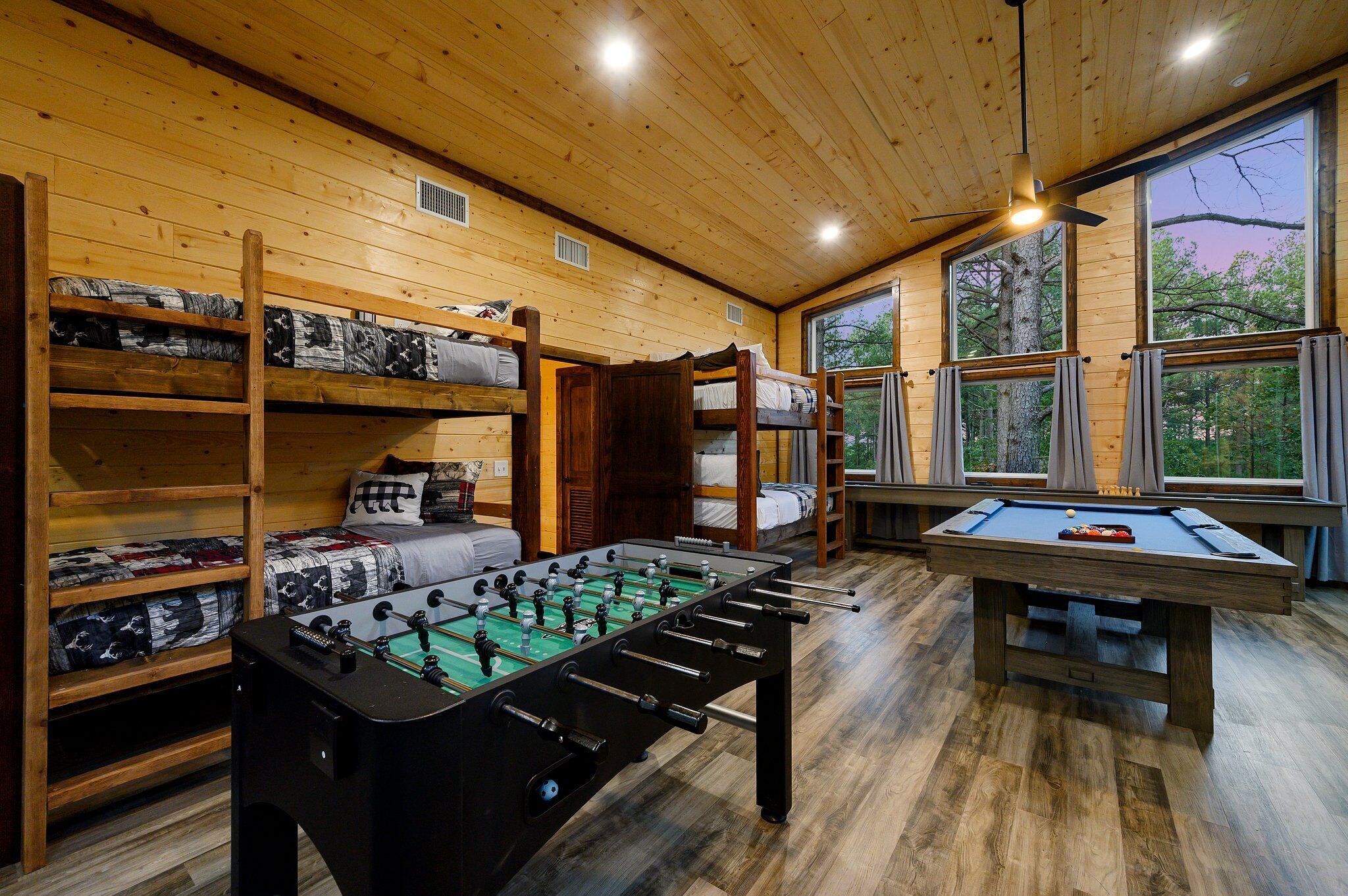 Shangri-La DeeDa,Suffleboard,Foosball,HotTub,Pool Table,Playset