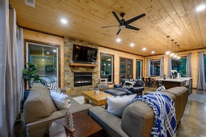 Een smart-tv, een open haard, videogames en tafelvoetbal