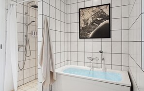 Combined shower/bathtub, hair dryer - 5 bedroom beautiful home in Eskebjerg (Eskebjerg)