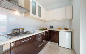 Refrigerador, horno, parrilla de estufa y cafetera y tetera 