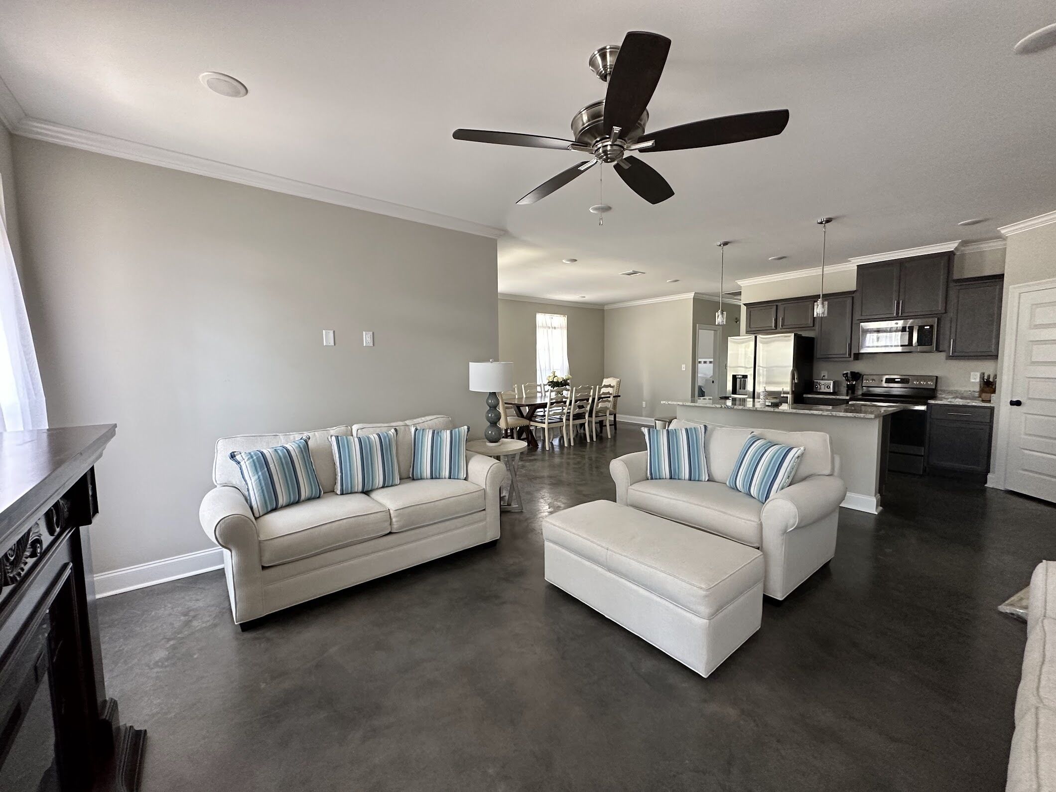 Blue Oak Cottage Beach access, new build, prime location, pet