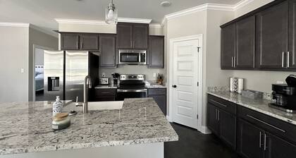 Beach Access, sleeps 8, Pets-YES! Blue Oak Cottage - beach supplies included!