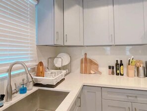 Private kitchen - PRIVATE ROOM/PRIVATE BATH/LAPTOP FRIENDLY (El Monte)