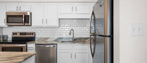 Réfrigérateur, micro-ondes, four, plaque de cuisson