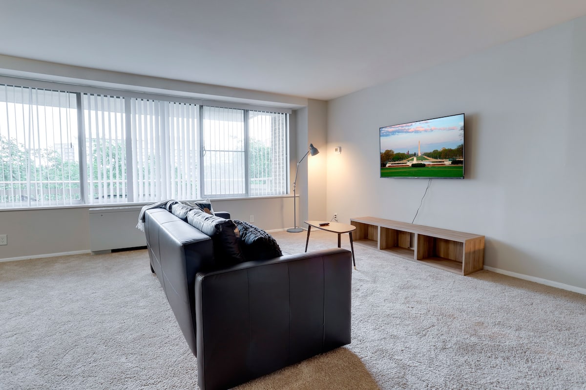 Comfort Apartment, 2 Bedrooms, Balcony | Living area | 50-inch Smart TV with cable channels