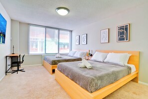 Sengetøy av topp kvalitet, skrivebord og blendingsgardiner