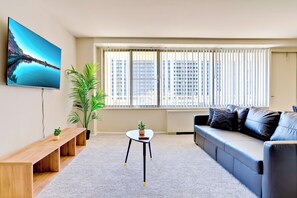 50-inch Smart TV with cable channels - Bright Comfort in DC Apts (Arlington)