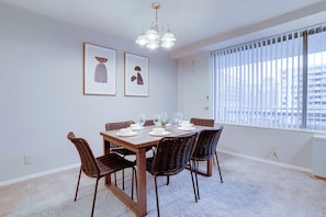 Appartement Confort, 2 chambres, balcon | Restauration dans la chambre