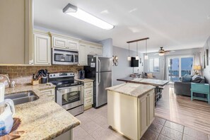 Réfrigérateur, four à micro-ondes, un four, surface de cuisson