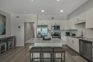 Fridge, microwave, oven, stovetop - 🌴Gulf Front 4th Floor Condo-Sea Glass-403🌴 (Gulf Shores)