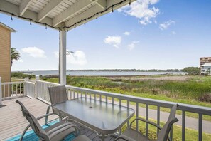 Outdoor dining - 🌴Across From Beach with Community Pool-Blue Laguna🌴 (Gulf Shores)