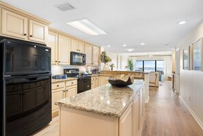 Geladeira, micro-ondas, fogão, cooktop