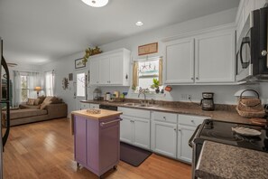 Fridge, microwave, oven, stovetop - 🐬Cottage with Beach Access-The Rookery 3 5006🐬 (Gulf Shores)