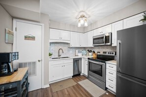 Køleskab, mikrobølgeovn, ovn, kogeplade