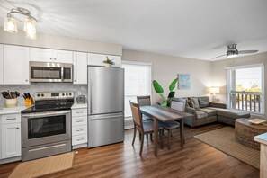 Køleskab, mikrobølgeovn, ovn, kogeplade