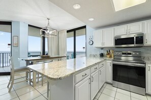 Fridge, microwave, oven, stovetop - ⛱️Phoenix VIII 81201- Beachfront-Pools-Hot Tub⛱️ (Orange Beach)