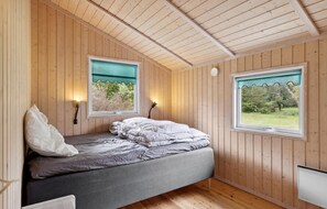 3 slaapkamers, een strijkplank/strijkijzer, reisbedje