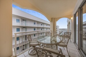 Outdoor dining - 🌴🌴Cozy Bay Front Condo-3BR Perdido Grande 2502 (Orange Beach)