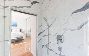 Shower, hair dryer - Lovely home in Dicmo Prisoje (Dicmo Prisoje)