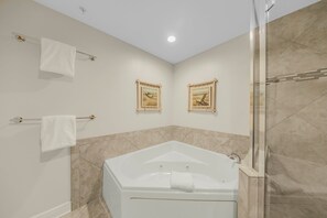 Bañera, secador de pelo y toallas
