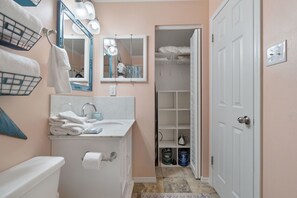 Bañera, secador de pelo, toallas