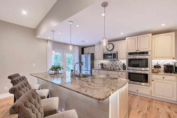 Kylskåp, mikrovågsugn, ugn och spishäll