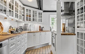 Kühlschrank, Mikrowelle, Herdplatte, Geschirrspüler