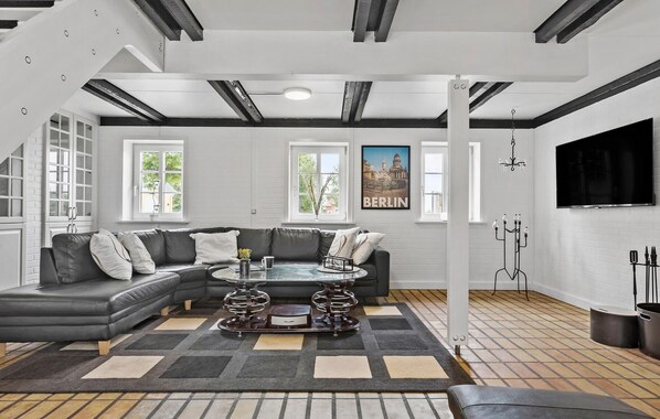 Télévision, cheminée, baby-foot, table de tennis de table