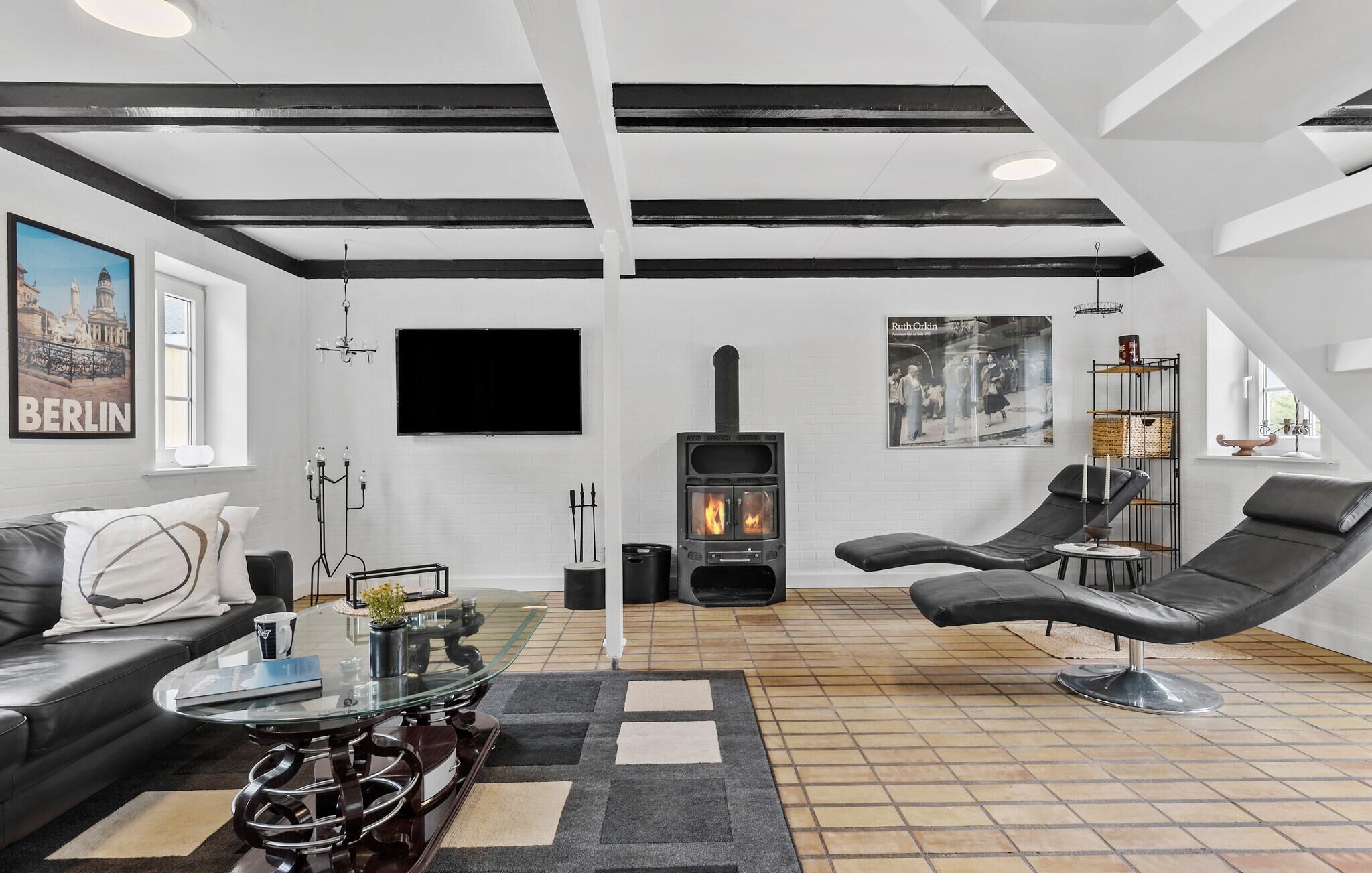 Télévision, cheminée, baby-foot, table de tennis de table