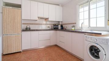 Kühlschrank, Herdplatte, Wasserkocher mit Kaffee-/Teezubehör