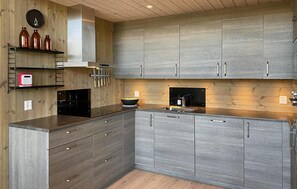 Fridge, stovetop, dishwasher, coffee/tea maker - 3 bedroom nice home in Bjorli (Bjorli)