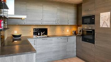 Een koelkast, een kookplaat, een vaatwasser