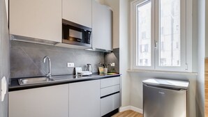 Cafetera y tetera, refrigerador, microondas y horno 