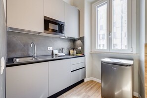 ثلاجة، ميكروويف، فرن، موقد طهي مسطح