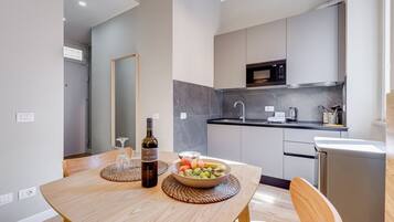 Frigorifero, microonde, forno, piano cottura