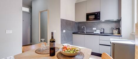 Een koelkast, een microgolfoven, een oven, een kookplaat