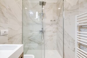 Haartrockner, Handtücher, Shampoo
