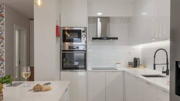 Kjøleskap, mikrobølgeovn, ovn og kokeplater