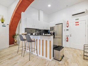 Geladeira, micro-ondas, fogão, cooktop