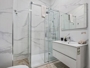 Shower, hair dryer, towels
