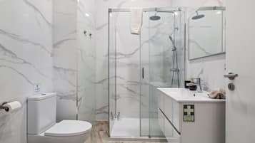 Douche, sèche-cheveux, serviettes fournies